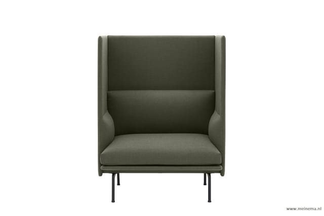 Grijsgroene fauteuil met hoge rug en zijpanelen, zwarte metalen poten, frontaal gefotografeerd tegen witte achtergrond.
