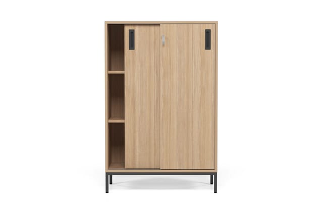 Houten kast met schuifdeuren, open vakken aan zijkant, zwarte metalen poten, natuurlijke houtkleur.
