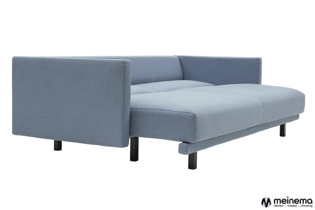 Grijze slaapbank met uitklapbaar bed, hoge rugkussens en zwarte poten tegen witte achtergrond.