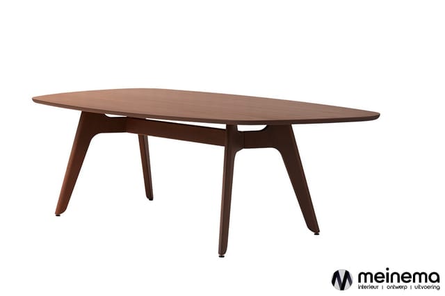 Houten vergadertafel met ovale vorm en donkerbruin afwerking, ondersteund door vier schuin geplaatste poten.