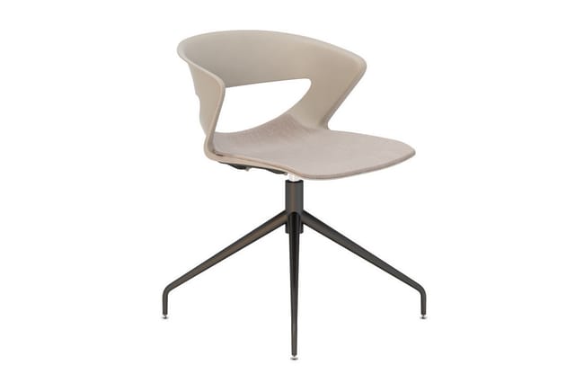 Beige draaibare stoel met ergonomische kunststof schaal, gewatteerde zitting en zwart metalen vierpoot onderstel.