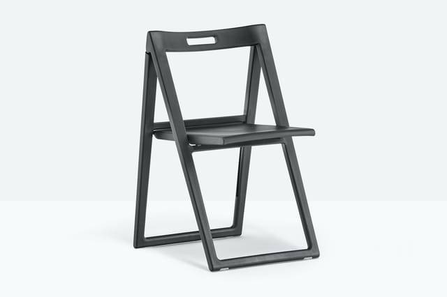 Zwarte opklapbare stoel met minimalistisch design, uitgeklapt tegen neutrale achtergrond.