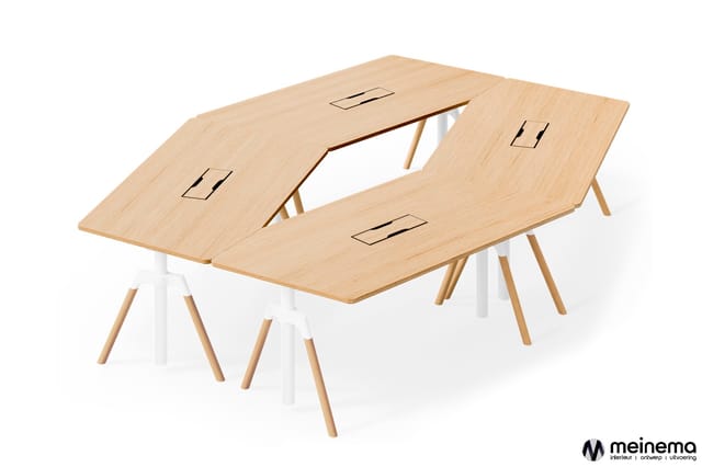U-vormige vergadertafel in licht hout met witte poten, voorzien van kabelgaten en aangesloten zitplekken.