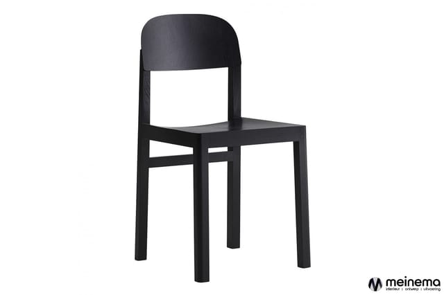 Zwarte houten stoel met gebogen rugleuning en vierkante zitting, eenvoudig design, vrijstaand tegen witte achtergrond.
