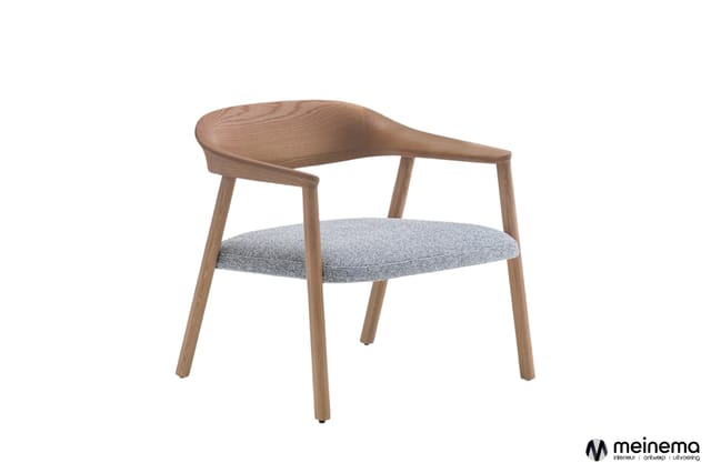 Houten stoel met grijze zitplaats, gebogen rugleuning en vier poten, op witte achtergrond.