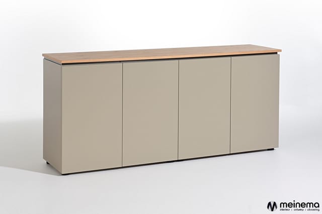 Beige kastencombinatie met vier deuren en houten werkblad, staande opstelling tegen witte achtergrond.