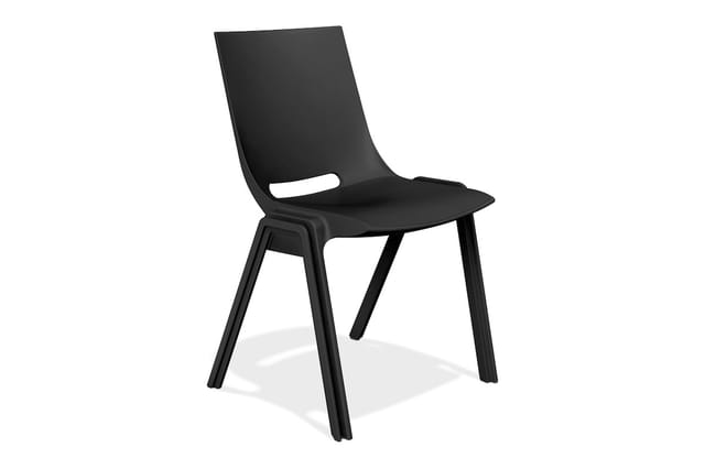 Zwarte kunststof stoel met ergonomische rugleuning, zitopening en zwarte houten poten, frontaal gefotografeerd.