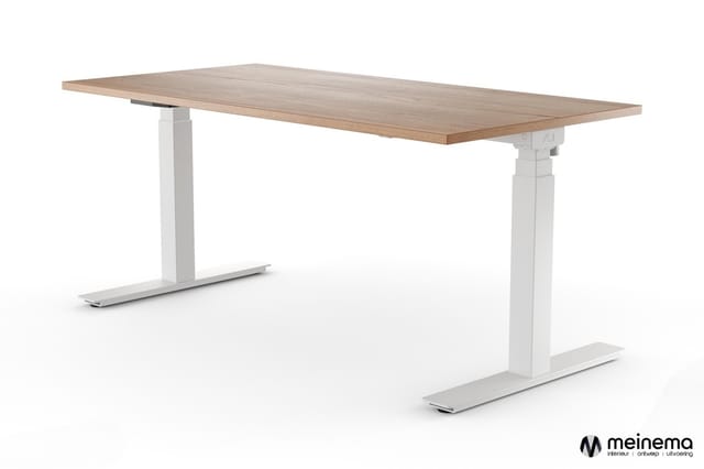 Elektrisch verstelbaar bureau met houten blad in natuurtoon en witte gesteldelen met voetplaten.