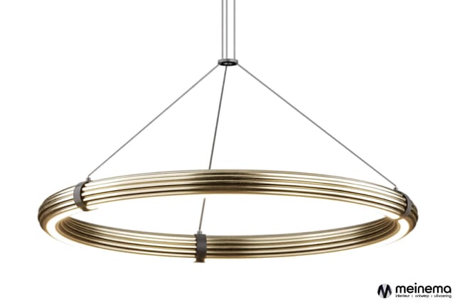 Hangende ringvormige designlamp in goudkleurig metaal met zwarte bevestigingsbanden, strak modern design.
