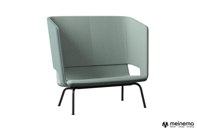 Groene loungestoel met hoge rugleuning en zwart metalen poten op wit geïsoleerde achtergrond.