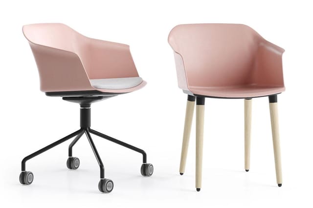 Twee roze stoelen met armluningen: links een draaibare bureaustoel op zwart onderstel met wielen, rechts een vaste stoel op h