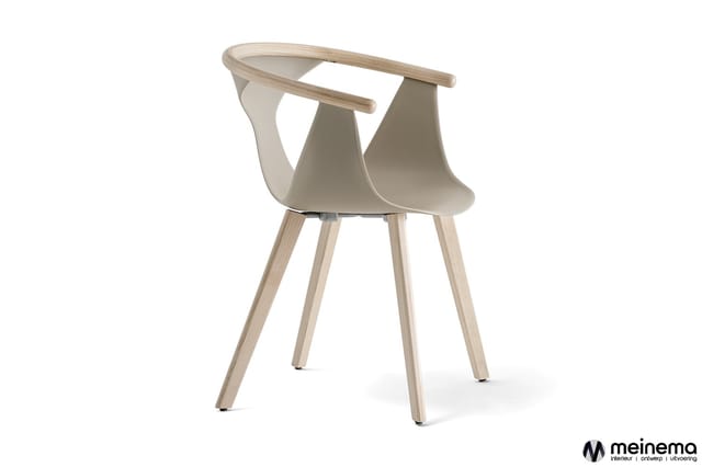 Moderne stoel met beige kunststof zitting, houten armleuning en grijsbeige houten poten, tegen witte achtergrond.