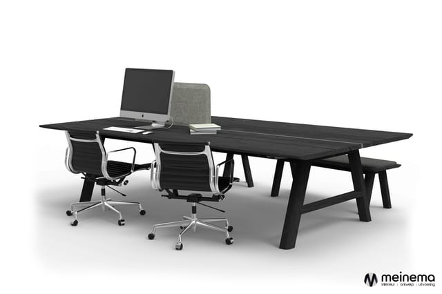 Zwarte vergadertafel met houten blad en zwarte poten, twee zwarte kantorstoelen, iMac, grijze akoestische scheidingswand en n