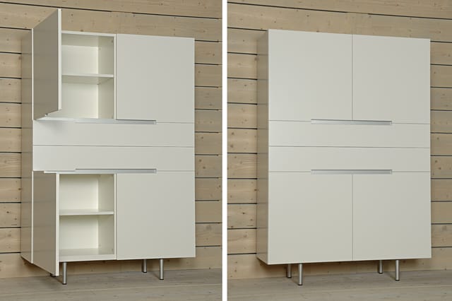 Castelijn Line draaideurkast in wit lak met kenmerkende aluminium greeplijsten en slanke metalen pootjes