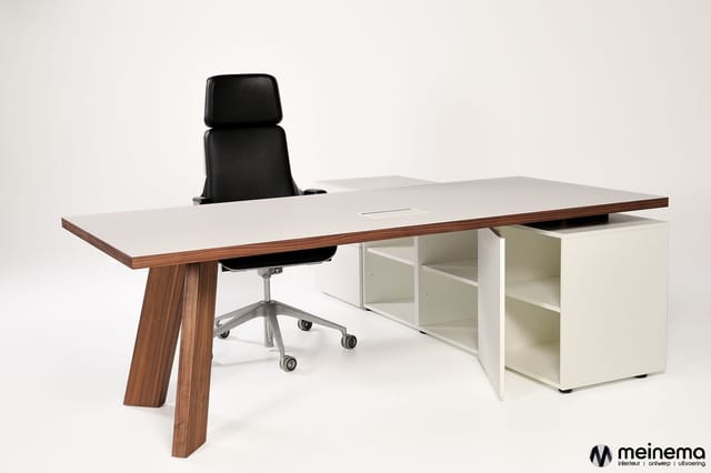 Moderne bureauwerkplek met houten bureau, witte opbergkasten, zwarte ergonomische bureaustoel en grijze wielbasis.