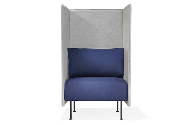 Akoestische fauteuil met grijze wanden, donkerblauwe zitting en rug, metalen poten.
