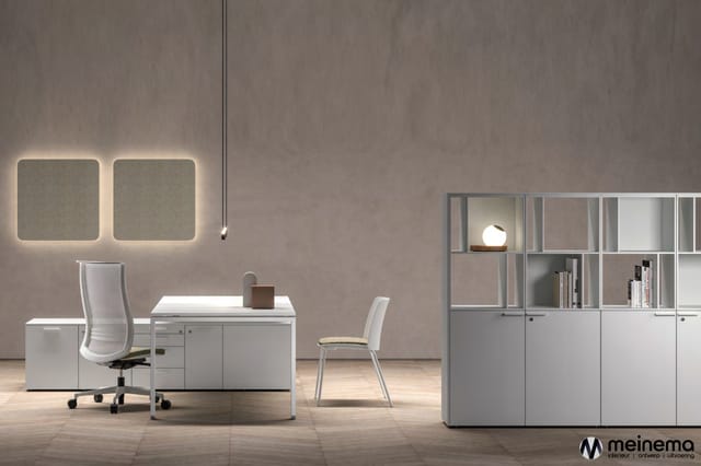 Modern kantoor met wit bureau, ergonomische stoel, grijze wandpanelen met verlichting, witte kastenwand en houten vloer.