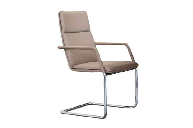 Grijsbeige bureelstoel met hoge rugleuning, armsteunen en chromen sledepoten op witte achtergrond.