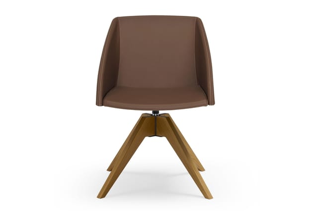 Bruine draaistoelmet houten poten, minimalistisch design, geïsoleerd tegen witte achtergrond.