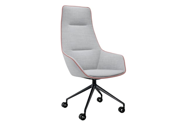 Grijze bureaustoel met rode biesafwerking, ergonomische rugleuning, zwart draaivoet met wieltjes.