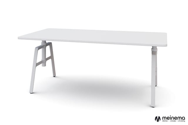 Witte vergadertafel met grijs metalen onderstel, trapeziumvormig blad en twee poten, frontaanzicht.