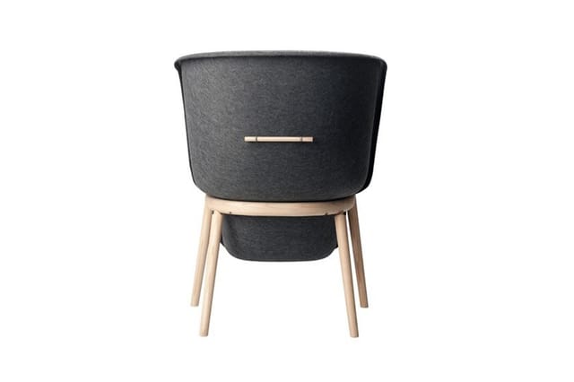 Moderne stoel met donkergrijs gestoffeerde zitting en rugleuning, natuurlijk houten poten, goudkleurig accent op de rugleunin