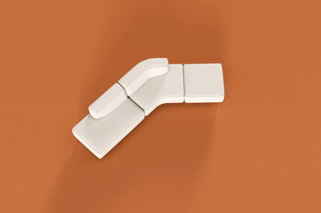 Witte ergonomische zitting met verstelbare rugleuning tegen oranje achtergrond.