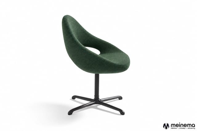 Groene Artifort Shark stoel met zwart kruisvoetonderstel, een kwartslag naar rechts gedraaid op een witte achtergrond.