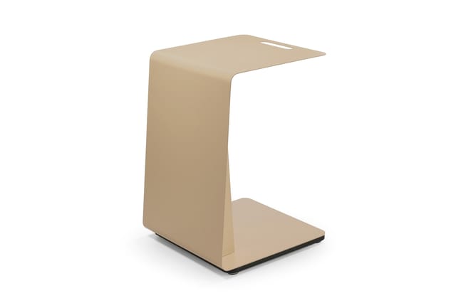 Beige C-vormig bijzettafeltje met rechthoekig tafelblad en donkere voetsteun, vrijstaand perspectief.