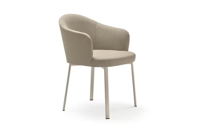 Beige stoel met afgeronde rugleuning en armleuningen, zitting in licht textielweefsel, vier grijze metalen poten.