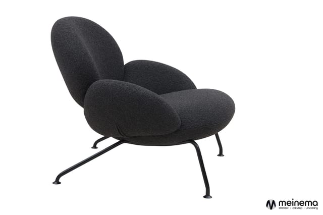 Zwarte fauteuil met ronde vormen en zwart metalen poten op witte achtergrond.