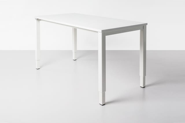 Rechthoekige vergadertafel met witte blad en grijze metalen poten, staande in leeg interieur.