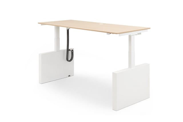 Elektrisch verstelbaar bureau met naturel blad, wit onderstel en kabelmanagement, staand positie.