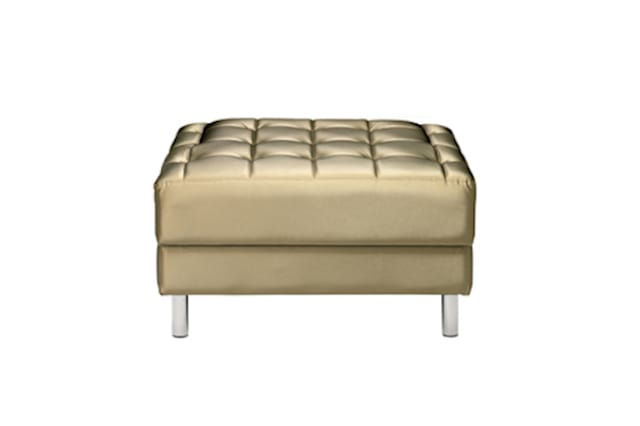Moderne poef in beige leer met gesloten voorkant, gesloten opbergruimte, metalen poten, gestoffeerd zitvlak met stiksels.