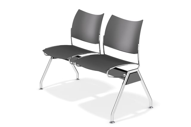 Wachtruimtebank met twee zitplaatsen, zwarte zitting en rugleuning, zilveren aluminium frame, moderne design.