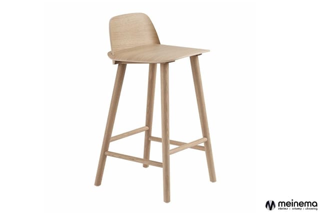 Houten barkruk met gebogen rugleuning, vier poten en voetsteun, naturel eiken kleur, tegen witte achtergrond.