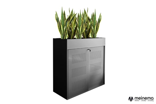 Zwarte garderobekast met grijze schuifdeuren en ventilatiesleuven, afgedekt met zandplant.