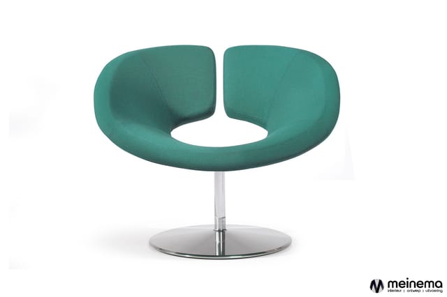 Groene fauteuil met organische, afgeronde vorm en open zitting. Metalen zuil en rond zilverkleurig voetschijf.