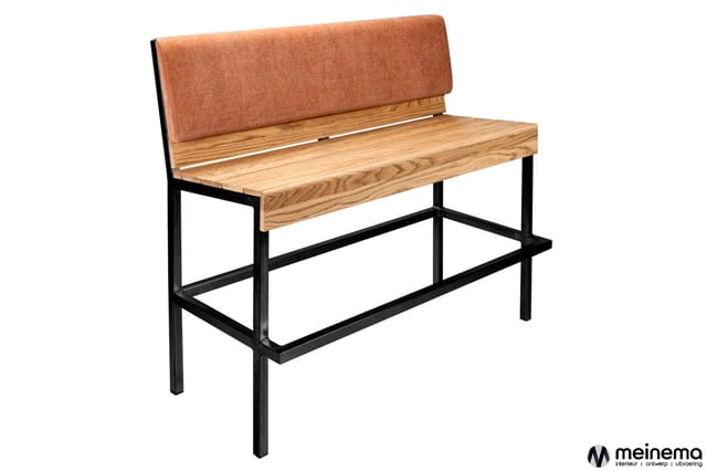Hoekbank met terracottakleurig gestoffeerde rugleuning, houten zitting in natuurtoon en zwart metalen onderstel.