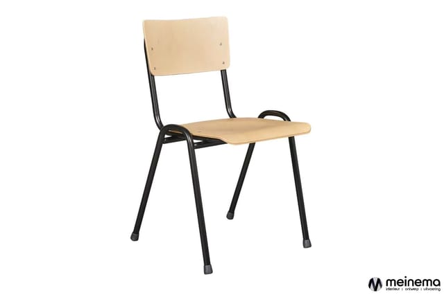 Lichte houten stoel met zwart metalen frame, rechte rugleuning en armsteunen, op witte achtergrond.