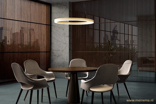 Moderne vergaderruimte met ronde zwarte tafel, vier grijze stoelen met armleuningen, ronde hanglamp, betonnen kolom en donker
