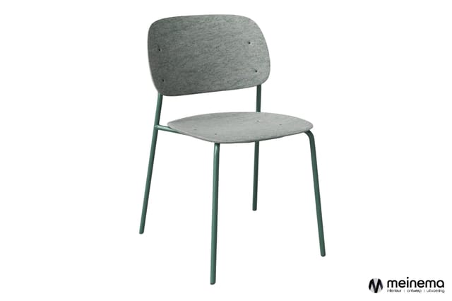 Grijze stoel met gestoffeerde zitting en rugleuning, groen metalen frame, eenvoudig design.