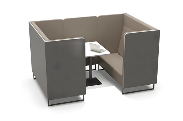 Gesloten werkplek met grijze zijwanden, beige binnenkant, ingebouwde tafel met laptop en zwart onderstel.