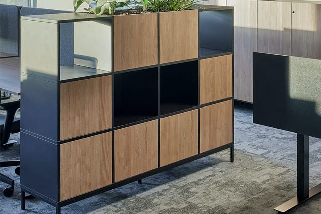 Choice modulaire vakkenkast met een combinatie van eikenhouten deurtjes en open zwarte vakken en plantenbak