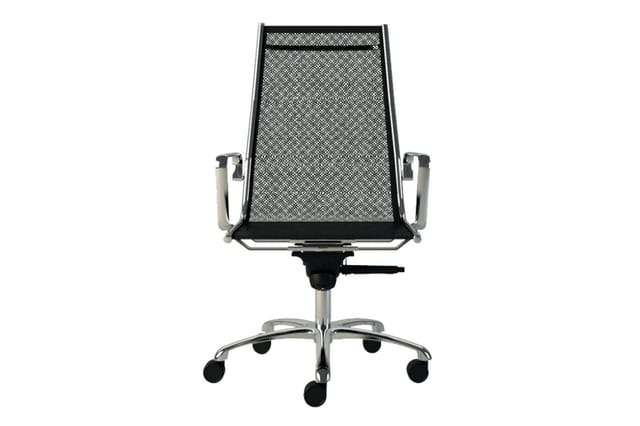 Bureaustoel met zwart netweefsel, aluminium frame, chromen voetkruis en zwenkwielen, frontaanzicht.