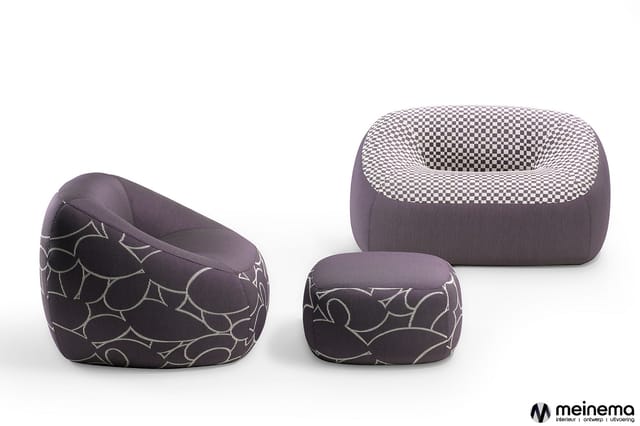 Drie zitmeubels in grijs en zwart met patroon: twee ronde poefs en één ergonomische loungestoel met inzetscherm.