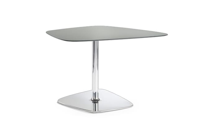 Moderne vergadertafel met asymmetrisch grijs blad en verchroomde metalen zuil op vierkante voet.