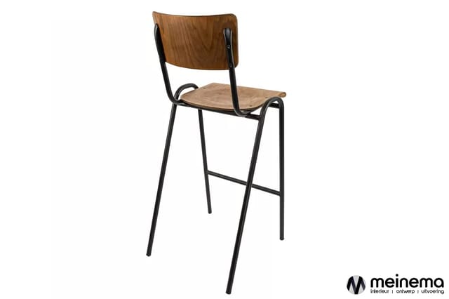Barstoel met houten zitting en rugleuning in bruintoon, zwart metalen frame, staande positie tegen witte achtergrond.