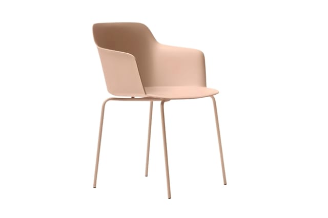Moderne stoel met beige kunststof zitting en rugleuning, dunne metalen poten in dezelfde kleur, zijdelings weergegeven.