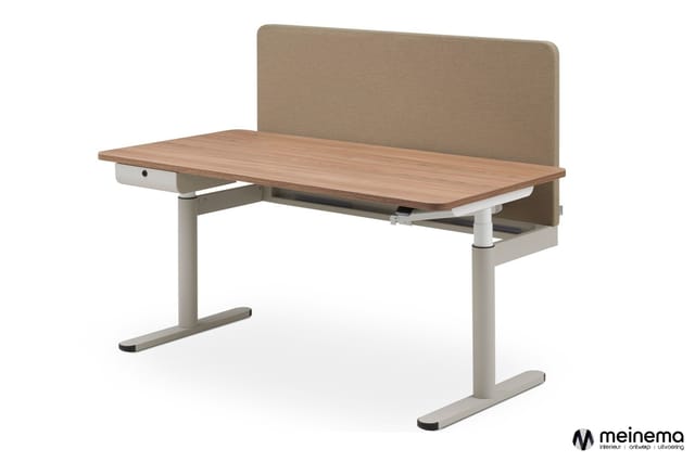 Zit-sta bureau met houten blad, beige akoestische scherm en witte frame op wit geïsoleerde achtergrond.